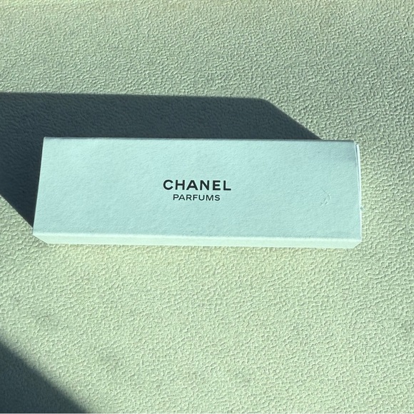 CHANEL Parfums Elegant White Box - Picture 2 of 2